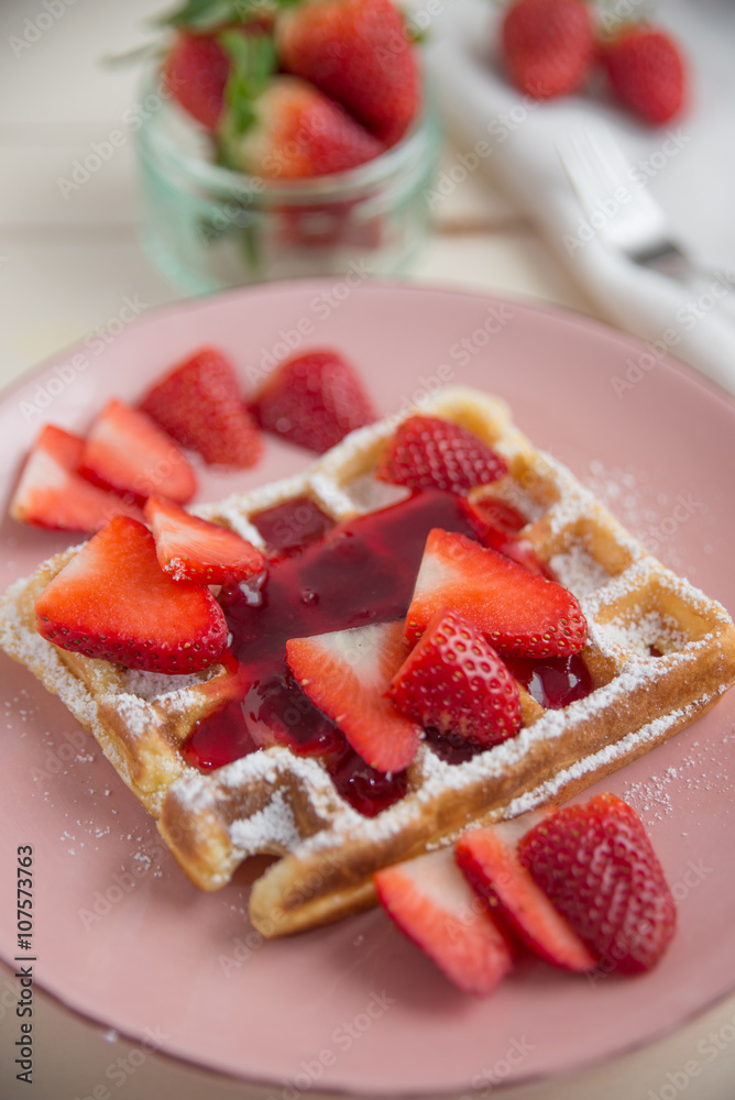 Belgische Waffeln mit frischen Erdbeeren 