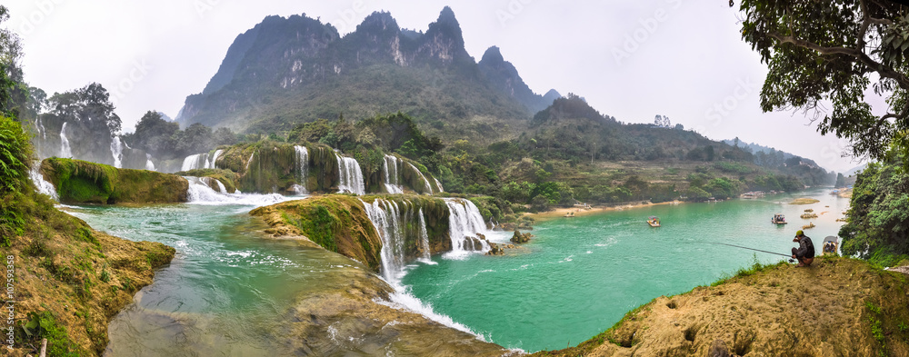 Naklejka premium Panorama przy kaskadach wodospadu Bondzhuk, Wietnam Północny