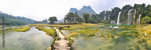 Panorama rzeki i Bondzhuk spadki, północny wietnam