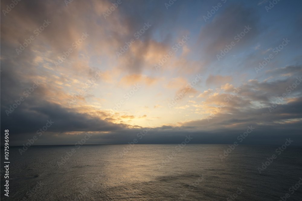 Obraz premium Beautiful vibrant sunrise landscape over calm sea