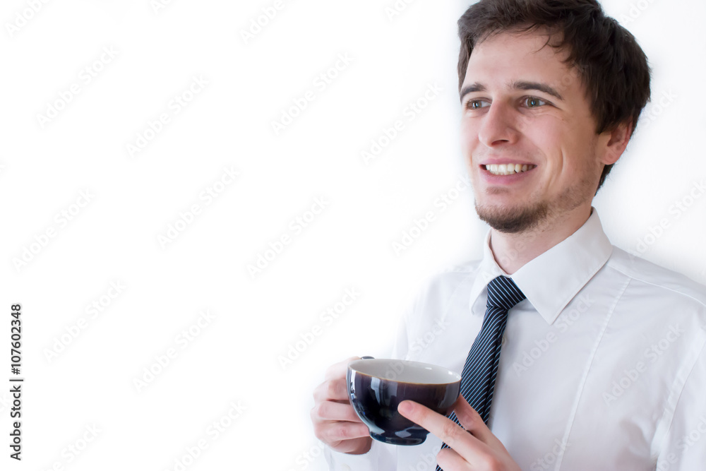 Junger Mann in Hemd und Krawatte mit Kaffee oder Teeasse Junger Mann in Hemd und Krawatte mit Kaffee oder Teeasse