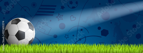 Fussball vor blauem Hintergrund auf Rasen