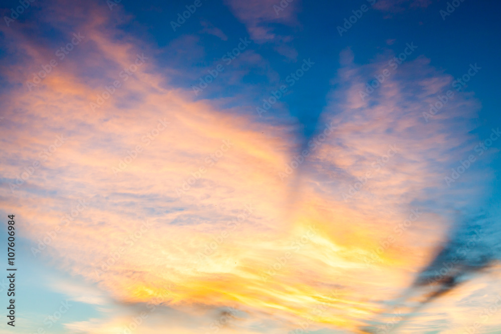 Obraz premium colorful dramatic sky with cloud at sunset