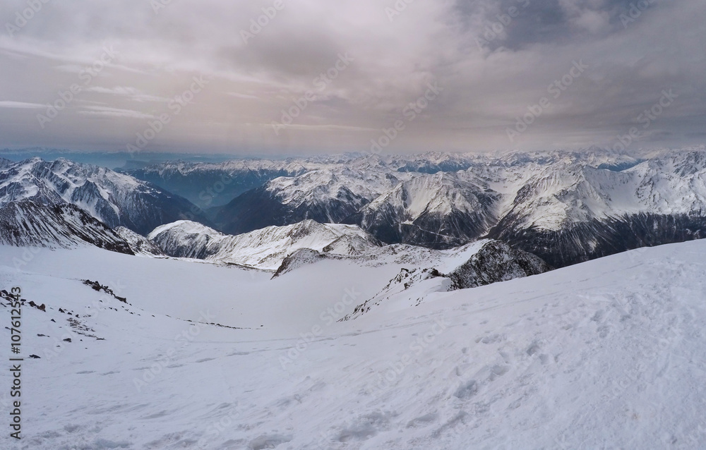 Similaun Gletscher mit Gebirge und Panorama im Winter in Österreich
