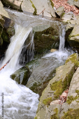 Wasser flie  t   ber Felsgestein - Wasserfall