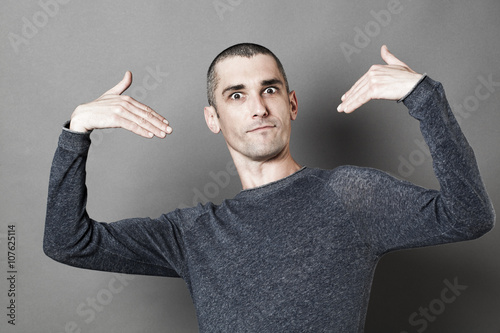 Foto self-esteem concept - happy young man with short hair showing or picking himself