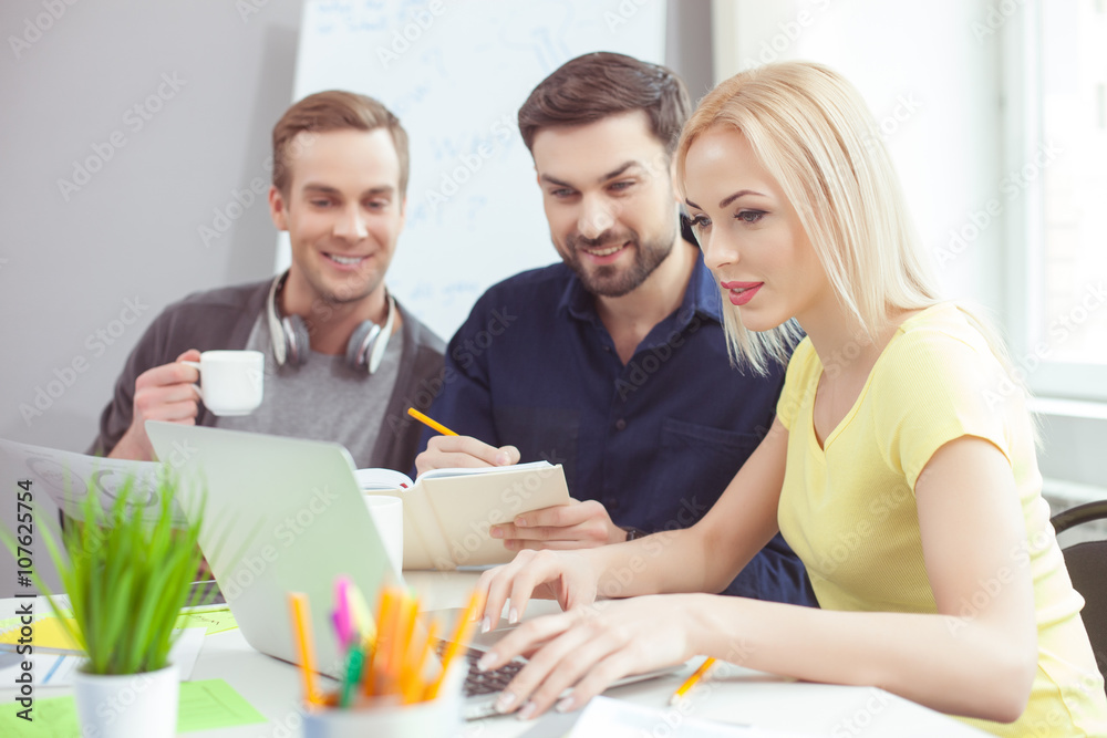 Obraz premium Skillful creative team is discussing new project