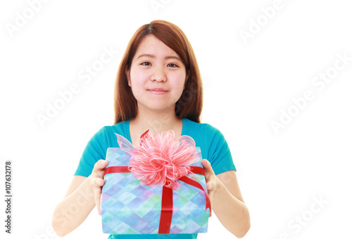 プレゼントを持つ笑顔の女性 © sunabesyou