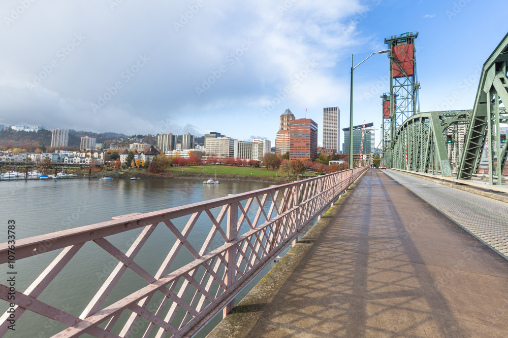 Obraz premium footpath on bridge,skyline and cityscape in portland