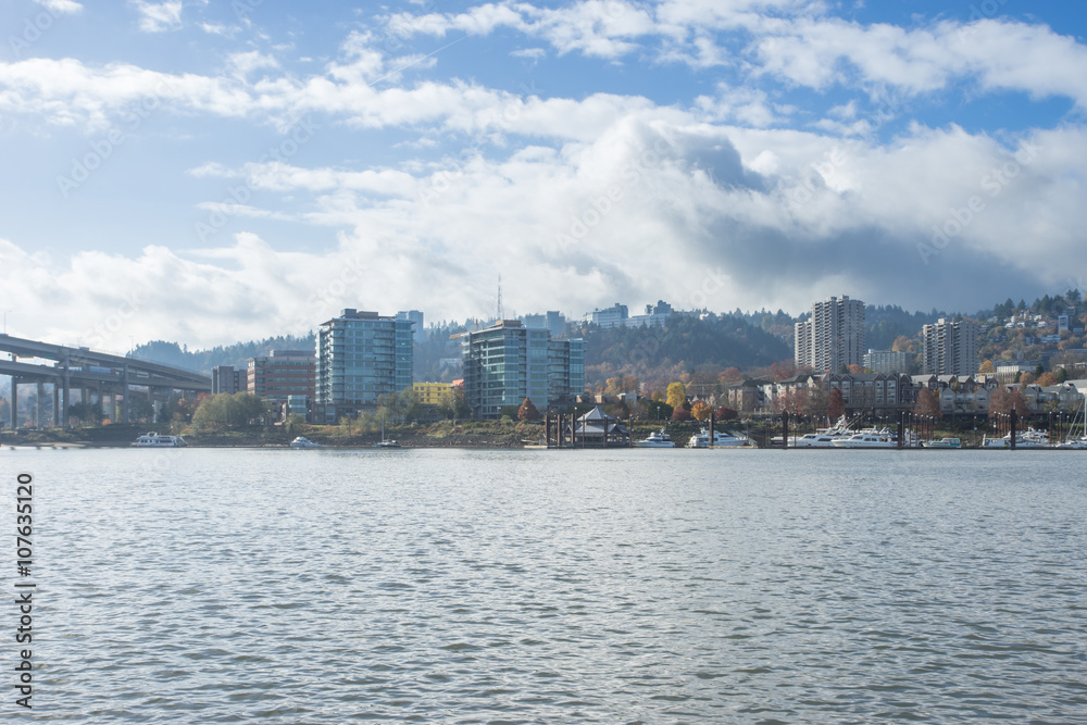 Obraz premium tranquil water with cityscape and skyline of portland