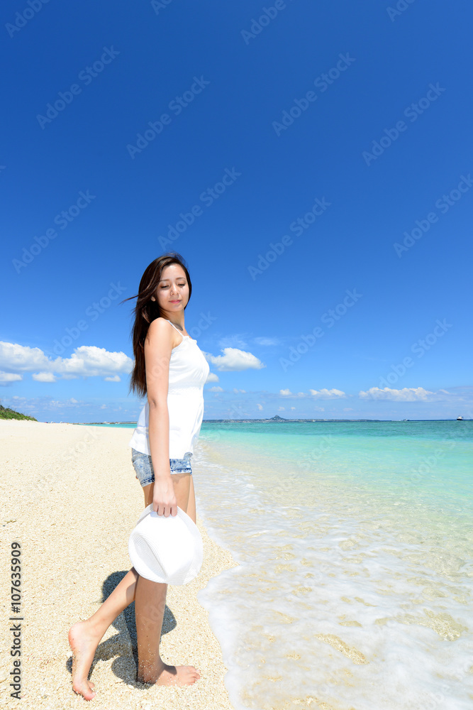 沖縄の海でくつろぐ女性