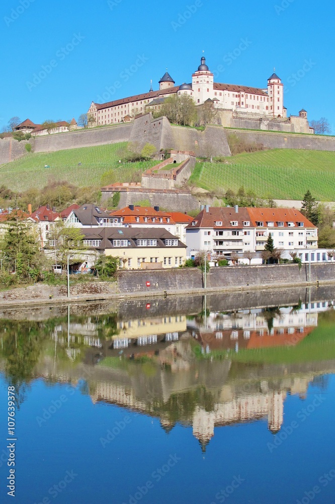 Obraz premium Würzburg, Festung Marienberg, im Main gespiegelt