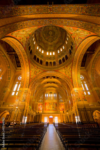 Basilique Sainte-Th  r  se de Lisieux int  rieur  Calvados  Normandie 