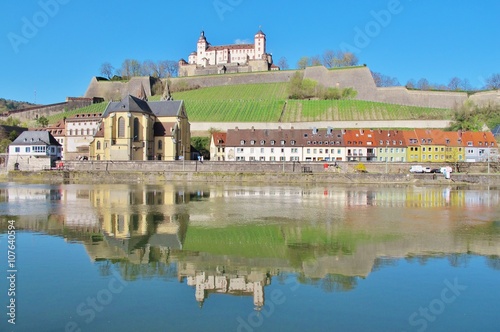 Würzburg, Festung Marienberg, im Main gespiegelt