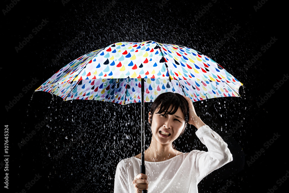 雨傘をさす女性