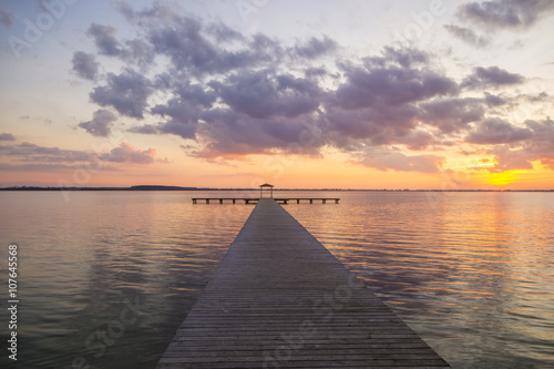 Pomost na jeziorze po zachodzie słońca © Mike Mareen