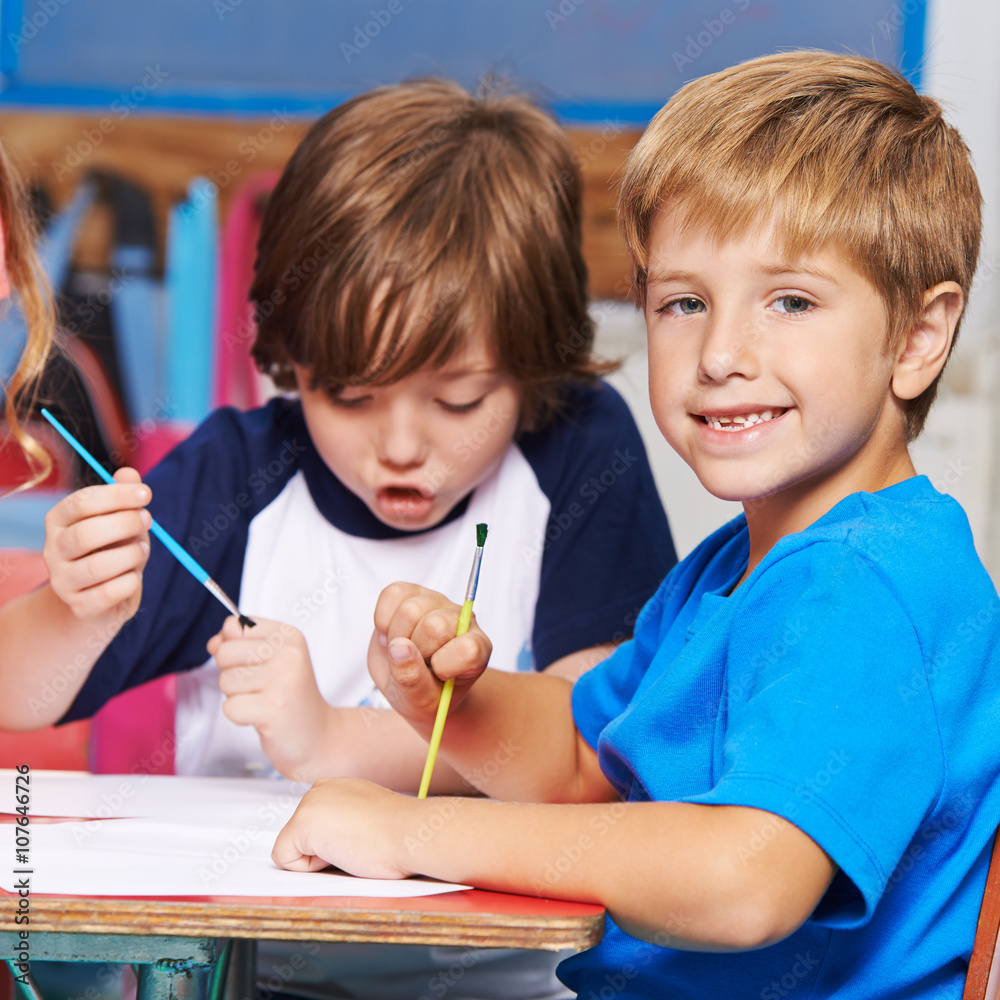 Kinder malen Bilder mit Pinsel im Hort Kinder malen Bilder mit Pinsel im Hort
