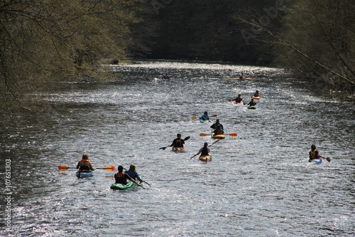 Gruppe fährt Kajak auf dem Fluß photo