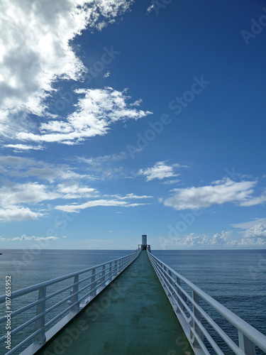 一直線に伸びる桟橋 © macangel44