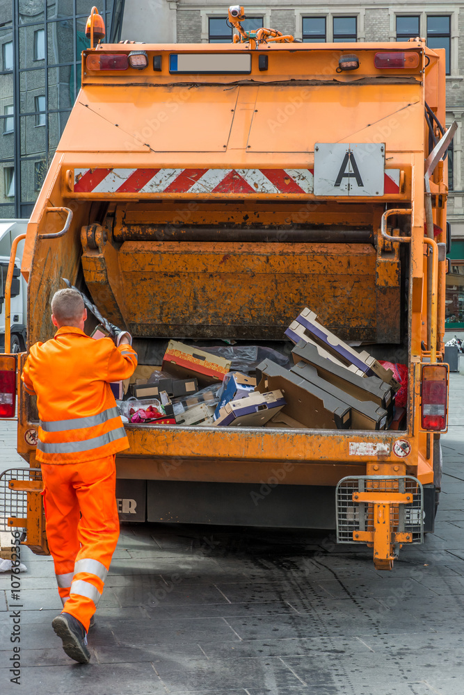 Müllauto der städtischen Müllabfuhr sammelt den Abfall ein Stock-Foto