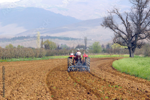 фотографія plowing field in spring