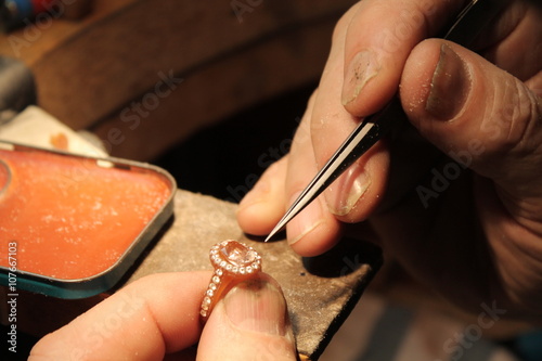 Schilderij op canvas Fittings stones into a halo ring (wax model).