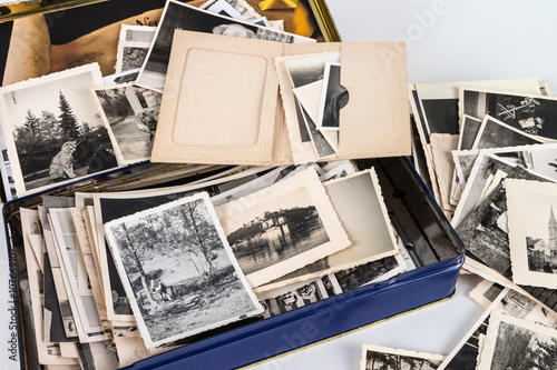 alte blechdose mit vielen alten bildern aus opas zeiten photo