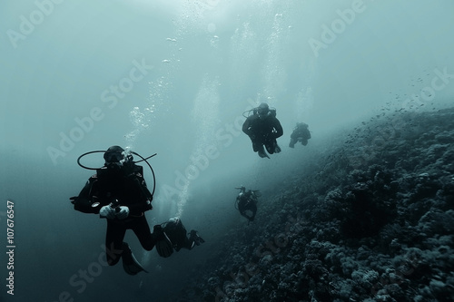 divers underwater the sea © kichigin19