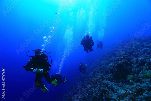 divers in fresh water