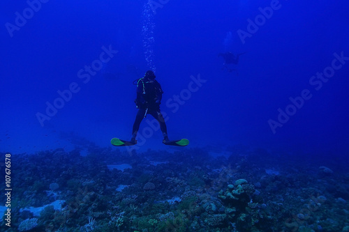 One diver underwater © kichigin19