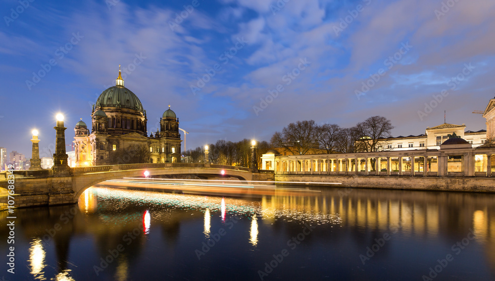 Berliner Dom an der Spree bei Nacht