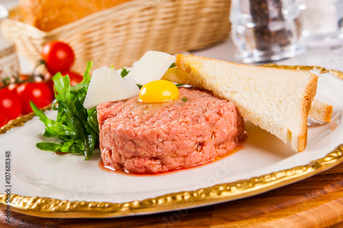 Beef tartare with bread