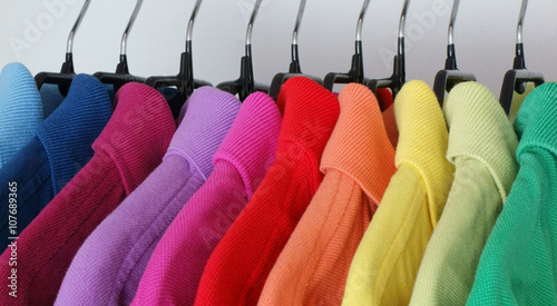 Einzelhandel - Kleiderstange mit bunten Shirts photo