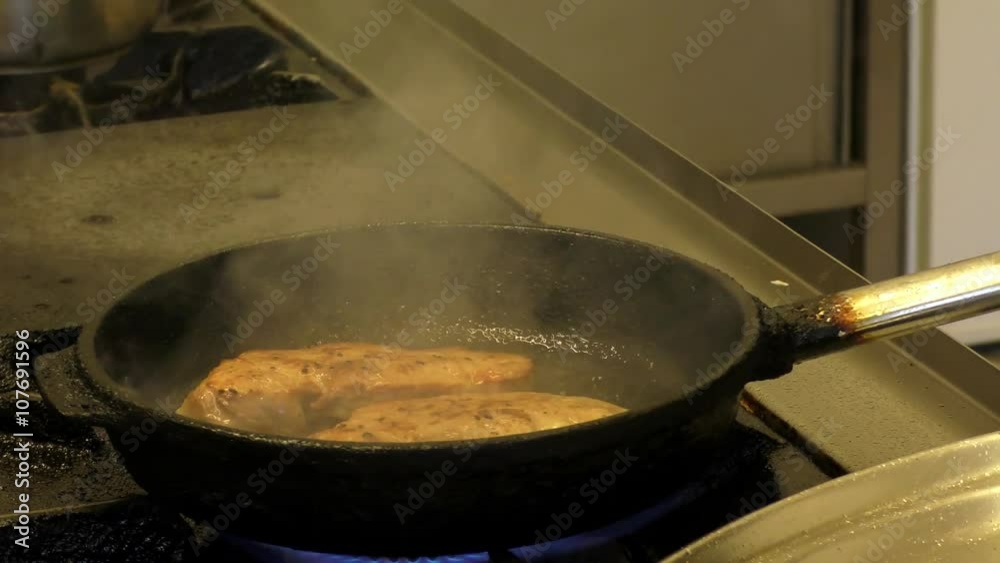 Fleisch wird flambiert (Kochen 05) Fleisch wird flambiert (Kochen 05)
