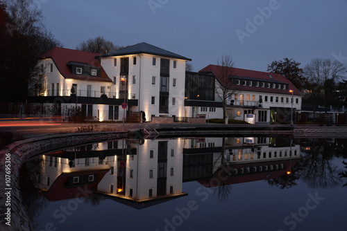 Gebäude spiegelt sich in einem See © Fotolyse
