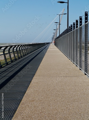 Brücke mit Geländer an der Nordseeküste im Sommer