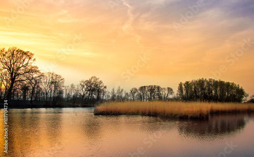 Romantische Szene am Baggersee bei Sonnenuntergang