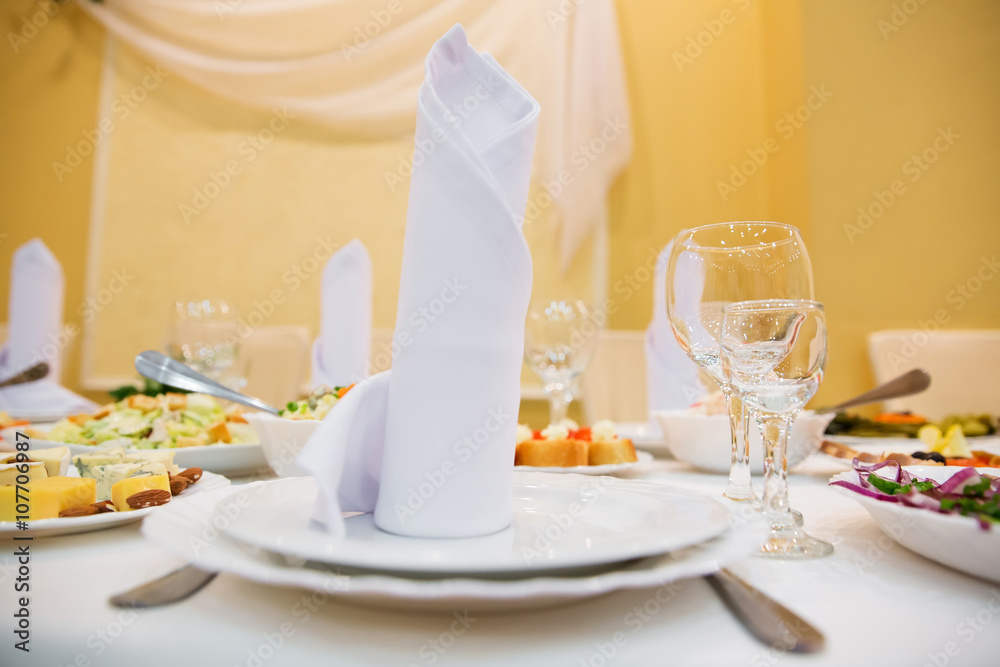 Fototapeta premium Restaurant table with glasses, napkins and cutlery