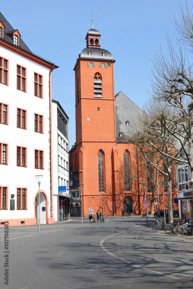 Mainz, die Kirche St. Quintin in der Schusterstraße. Blick aus der Alten Universitätsstraße.  (April 2016)