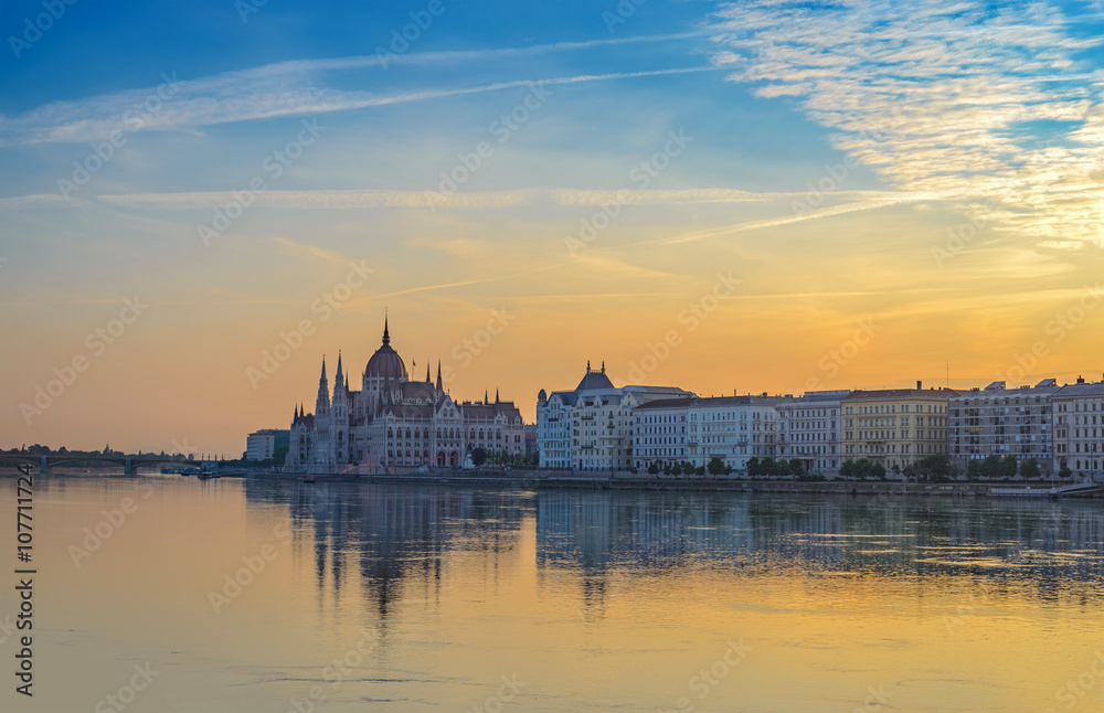 Obraz premium Budapest city skyline when sunrise, Hungary