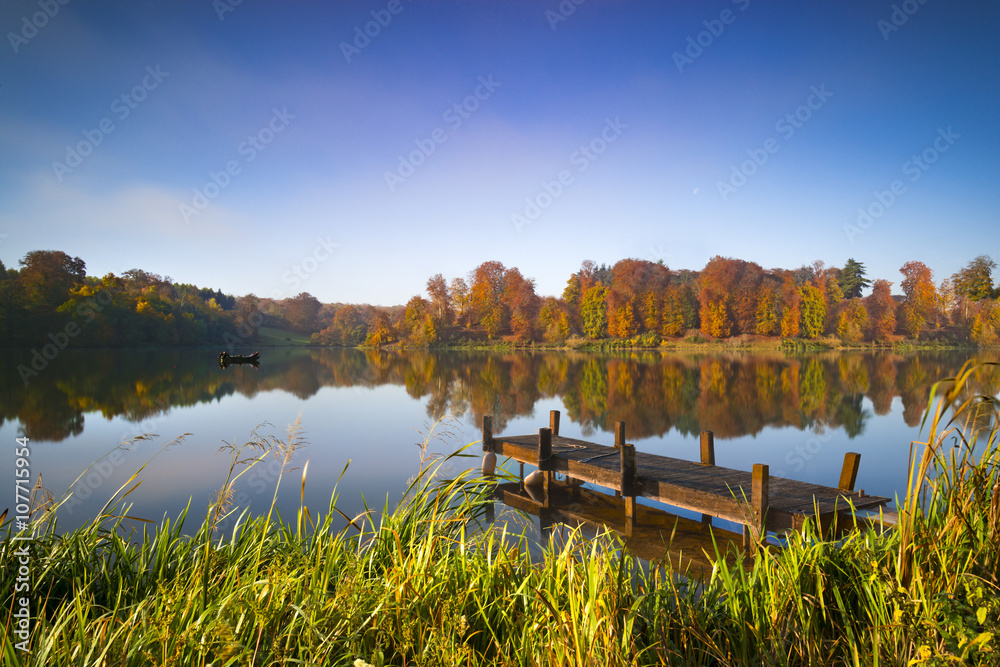 Naklejka premium Still waters of a lake in autumn