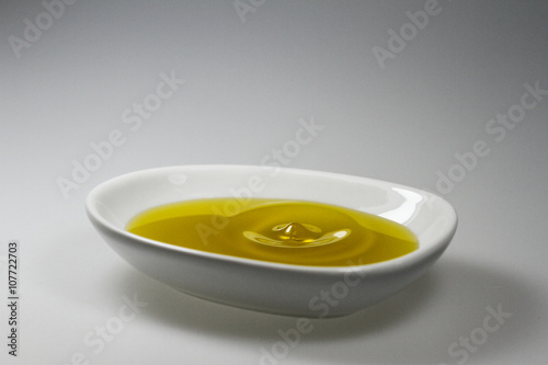 natives Olivenöl in kleinem Keramik-Schälchen