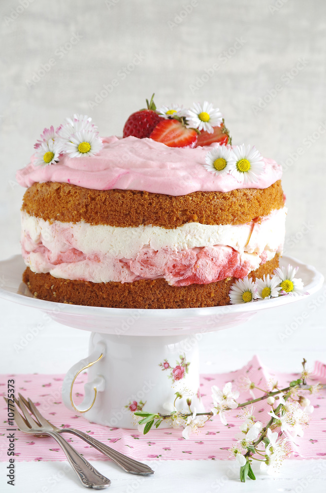 Erdbeertorte mit Frischkäsecreme und Sahne Erdbeertorte mit Frischkäsecreme und Sahne
