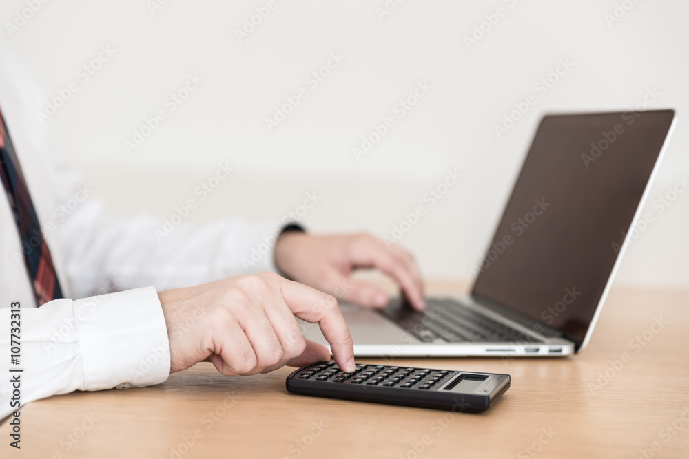 Computerarbeit tippen im Büro Computerarbeit tippen im Büro