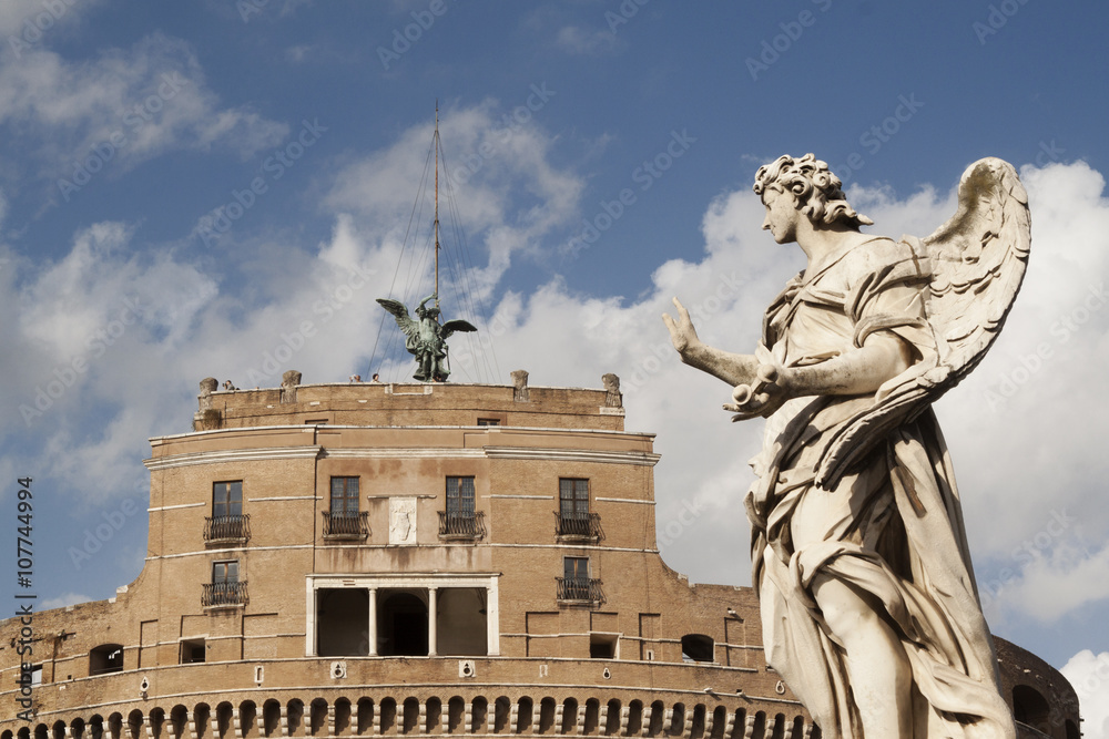 Roma, Castel S. Angelo e statua di un angelo.