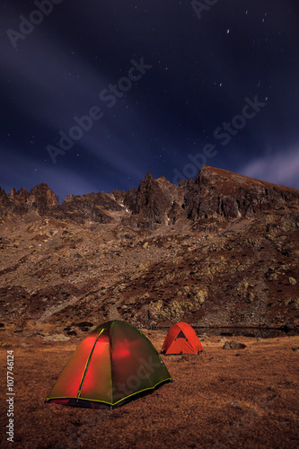 Camping de nuit en montagne sous les étoiles: parc national du Mercantour 