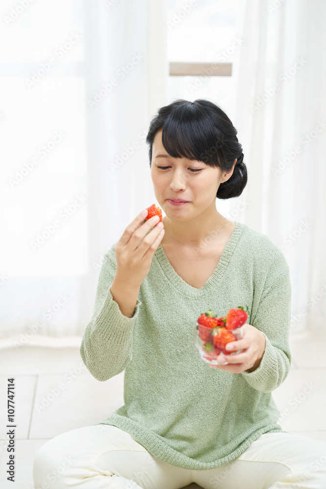 苺を食べる女性