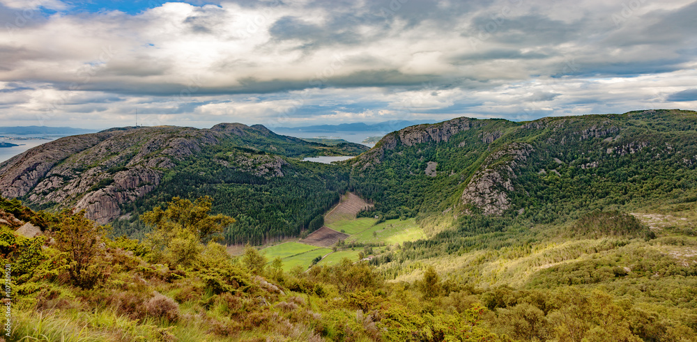 Obraz premium Smal lake in mountains - Norway Landscape.