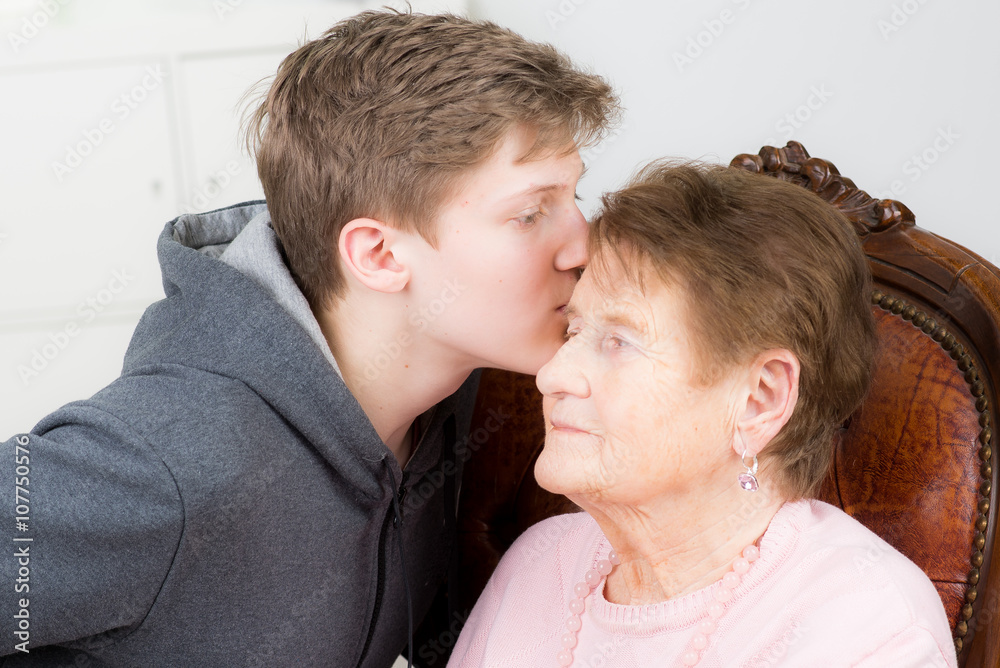 enkel verabschiedet sich mit einem kuss von der oma