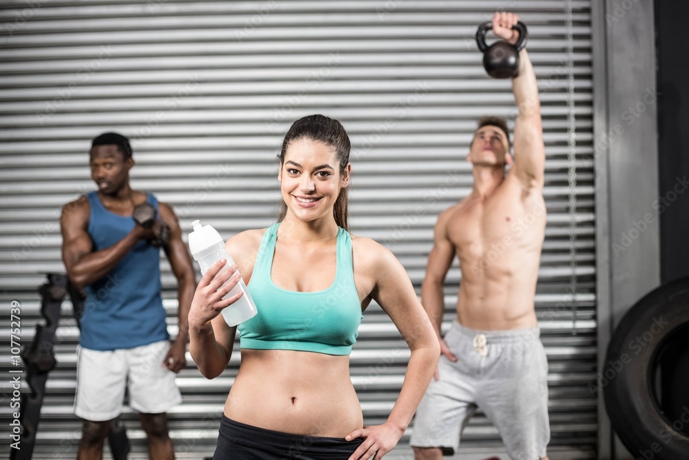 Obraz premium Fit people lifting dumbbells